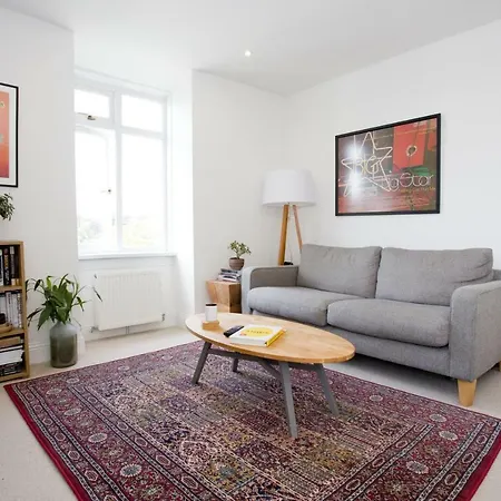 Bright 2 Bedroom Apt - Great Location - Free Parking-3
